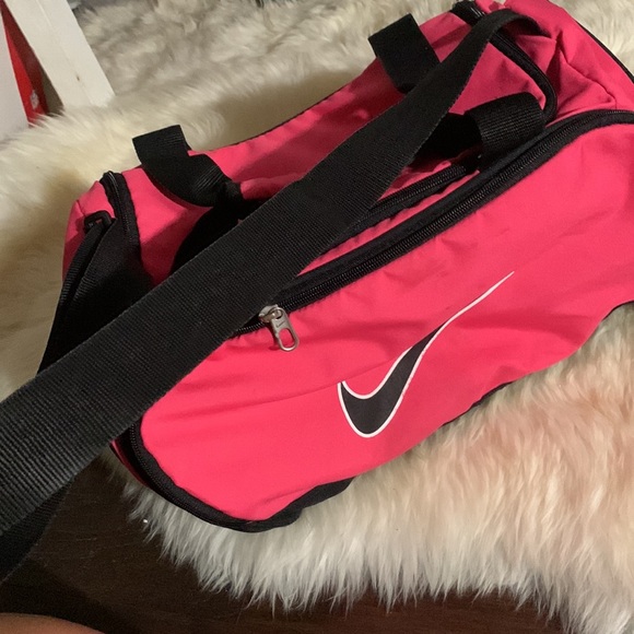 Nike pink small duffel bag - Picture 2 of 9
